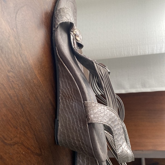 Beaded snakeskin Naturalizer Glamm wedge sandals in metallic taupe - Picture 2 of 5